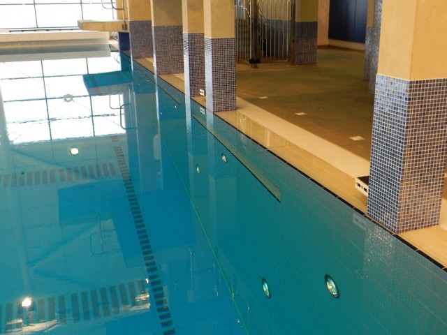 Garons Pool - Dive Pool Foot Ledge