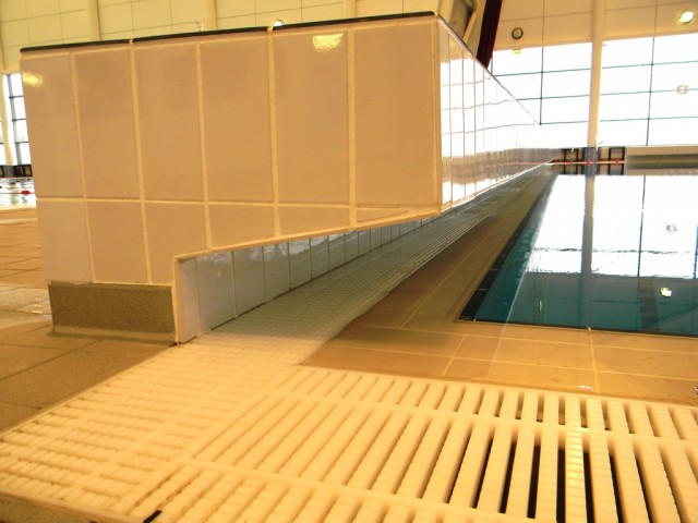 Garons Pool - Diving Block Grating detail