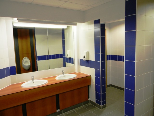 Garons Pool - Male WC